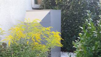 Wärmepumpe vor einem Haus